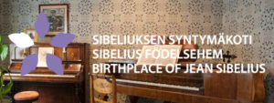 Pystypiano ja taffelipiano. Kuvan päällä teksti "Sibeliuksen syntymäkoti, Sibelius födelsehem, Birthplace of Jean Sibelius".