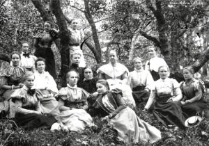 Kirjan kansikuva. Mustavalkoinen kuva 15 naisesta puistossa. Kaikilla pitkät mekot. Ylälaidassa kirjan ja kirjailijan nimet: Fredrika, Inka-Maria Laitila.