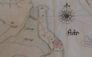 Vanha ruotsinkielinen kartta, jossa näkyy Hämeen linna, kaupunki linnan pohjoispuolella ja ympäröivää aluetta.