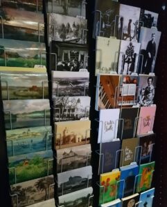 Museo Skogsterin museokaupassa myynnissä olevia postikortteja.