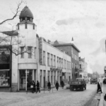 Valokuva Kirkkopuiston kohdalta Raatihuoneenkadulta kohti Skogsterin tavarataloa.