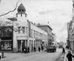 Valokuva Kirkkopuiston kohdalta Raatihuoneenkadulta kohti Skogsterin tavarataloa.