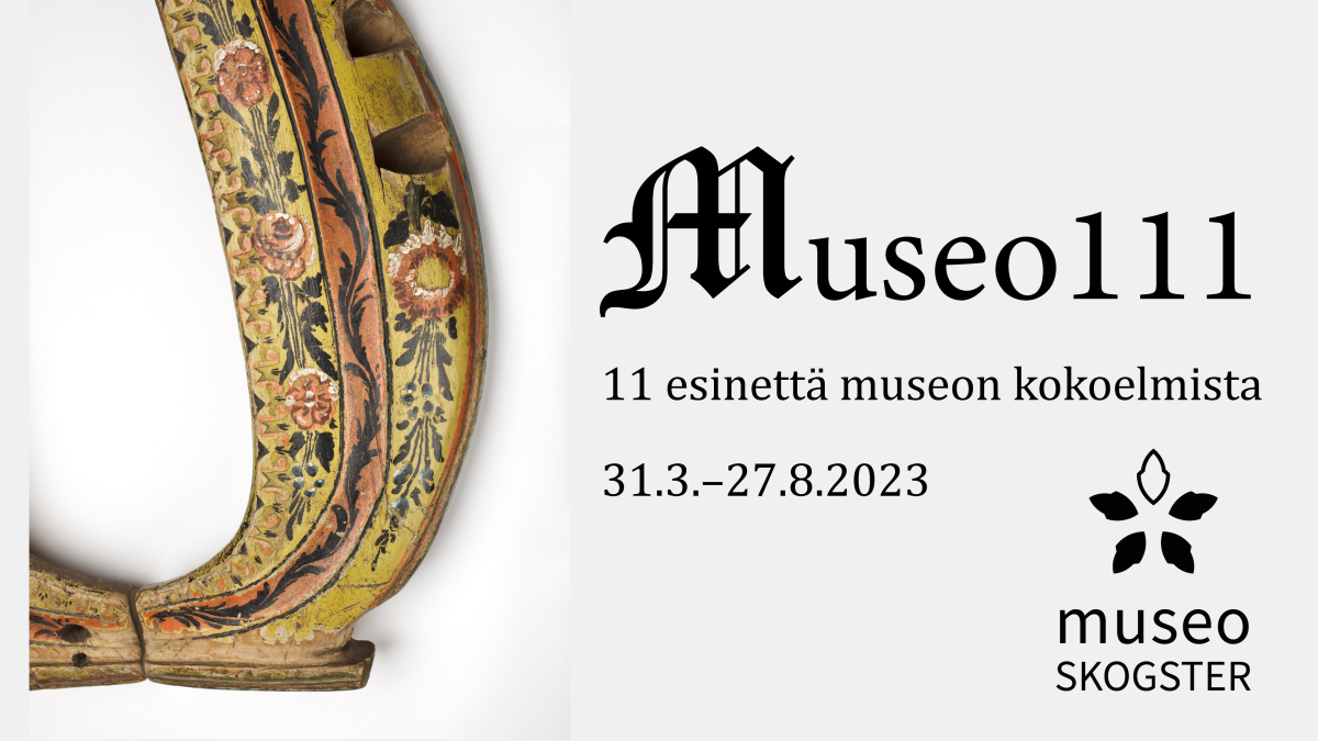 Mainos Museo 111-näyttelystä. Kuvan vasemmassa reunassa näkyy osa hevosen längistä, joihin on maalattu kukkia. Oikealla teksti Museo111, 11 esinettä museon kokoelmista, 31.3.-27.8.2023