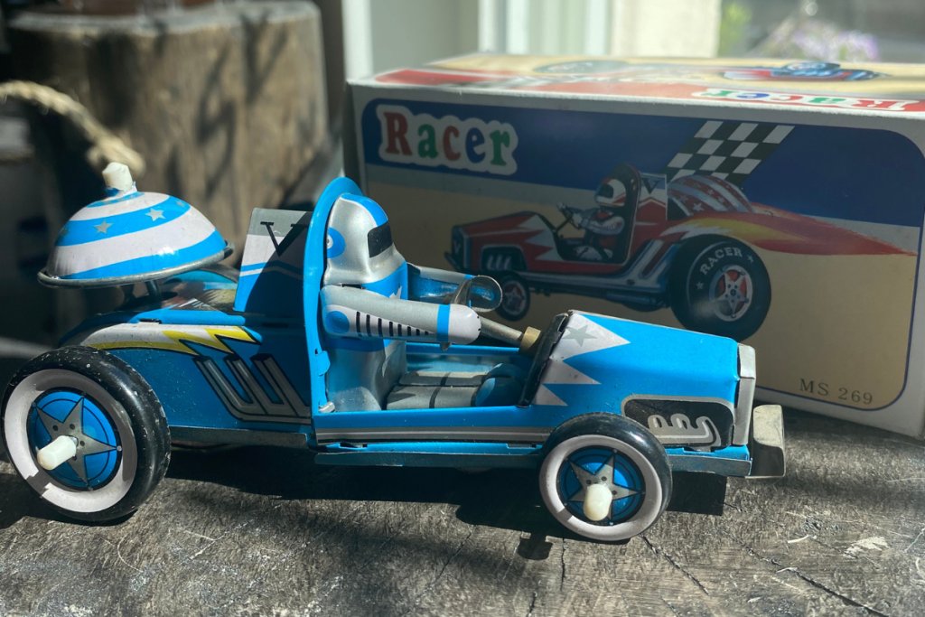 Kuvassa sininen metallinen leluauto