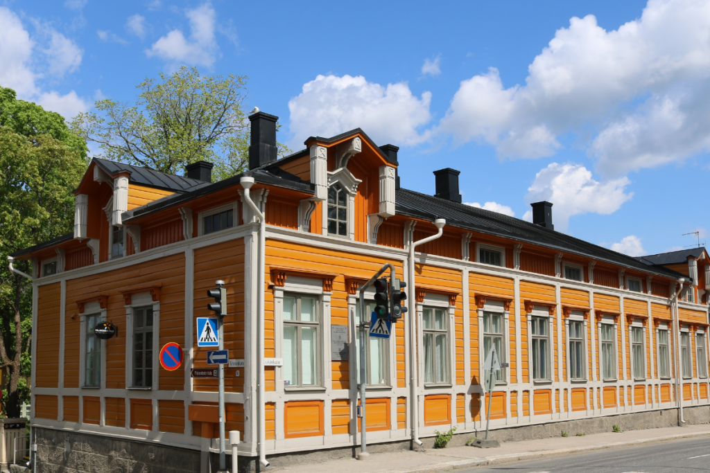 Yleiskuva Palanderin talosta. Palanderin talossa pääsee tutustumaan porvarisperheen elämään Hämeenlinnassa sata vuotta sitten. Museo sijaitsee Hämeenlinnan keskustan 1800-luvun puutaloalueella. Puutalo maalattiin vastikään hehkuvan oranssiksi löydettyjen vihjeiden perusteella entiseen kuntoonsa.