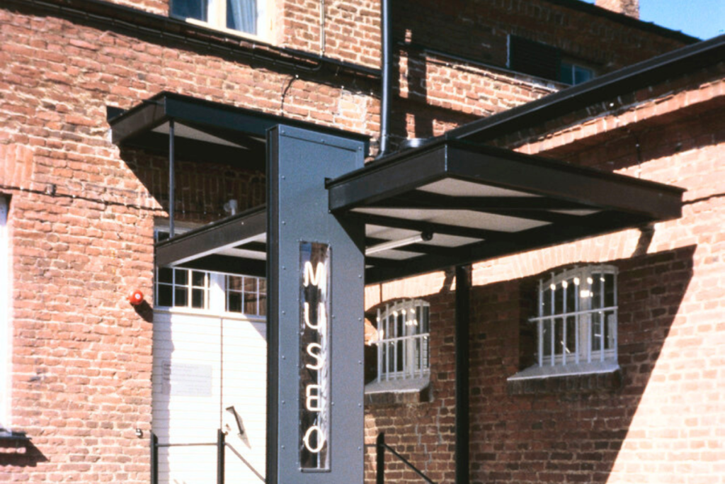 Hämeenlinnan kaupunginmuseo sijaitsi ennen Hämeen linnan läheisyydessä Ojennuslaitoksen tiloissa.