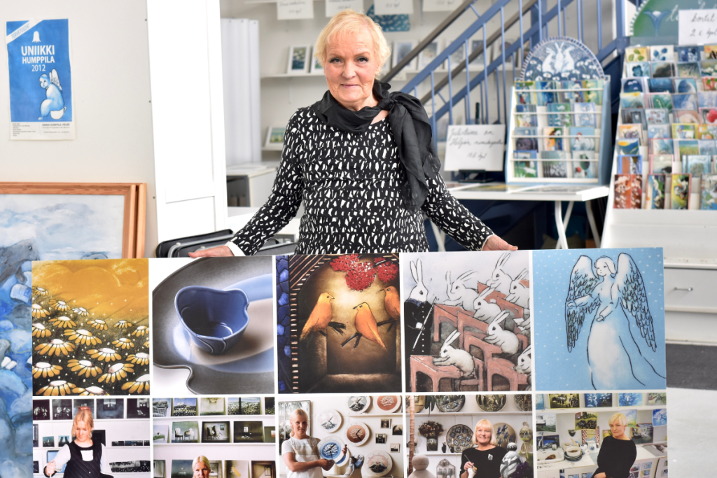 Heljä Liukko-Sundström ateljeessaan Humppilassa edessään kuvakollaasi teoksistaan ja muistoistaan vuosien varrelta.