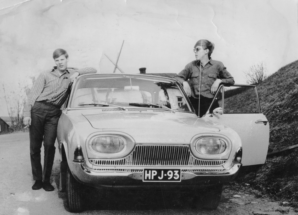 Matti Heinosen ottama kuva kahdesta miehestä auton kanssa. Kuva esillä Svengaava 60-luku näyttelyssä
