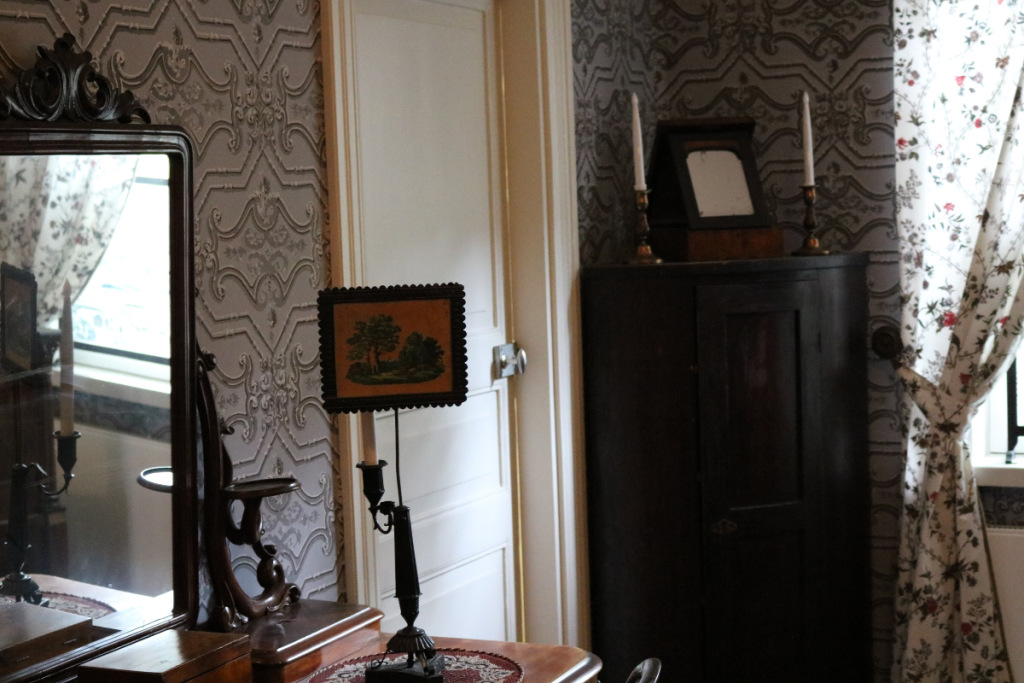 Jean Sibelius syntyi tässä huoneessa. Hienot kuviolliset tapetit pukevat tummasti sisustettua huonetta.