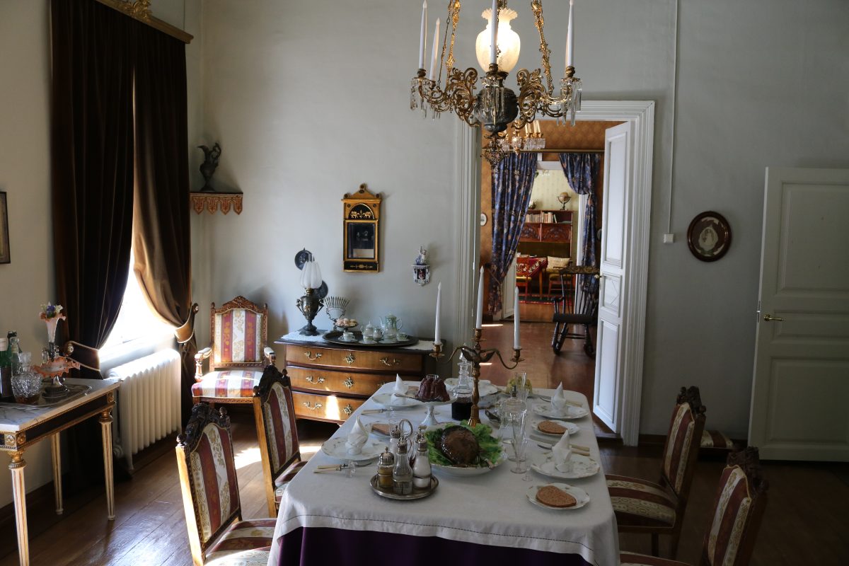Palanderin talo on 1800-luvun porvarisperheen elämää esittelevä museo idyllisellä puutaloalueella. Museo on täynnä historiaa ja runsas esineistö kertoo tarinaa ajan arkielämästä. Kuvassa näkymä ruokailuhuoneesta.