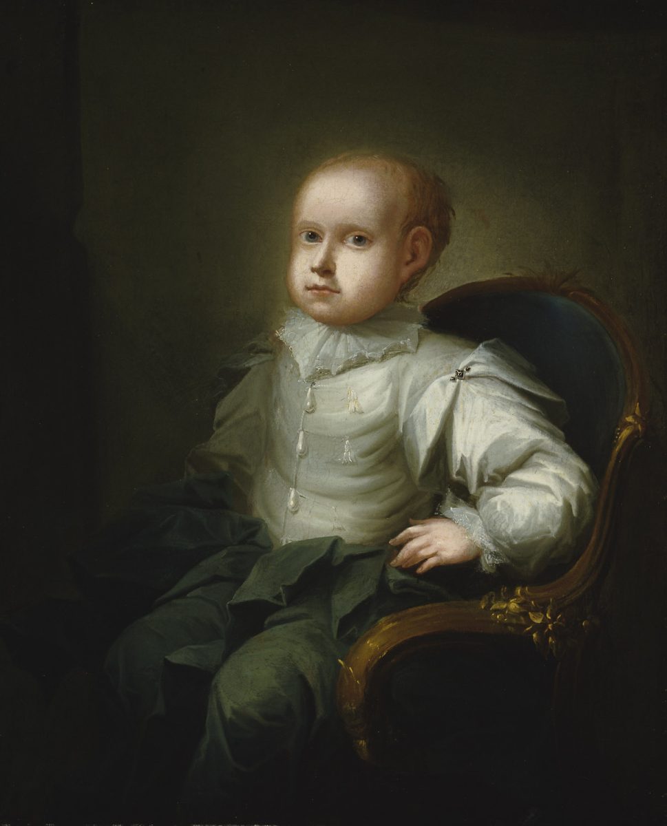 1700-luvun asussa lapsi istuu tuolilla ja katsoo kohti. 