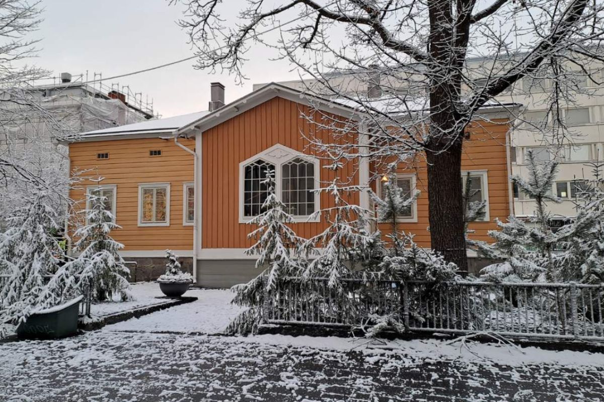 luminen peite oranssin talon päällä