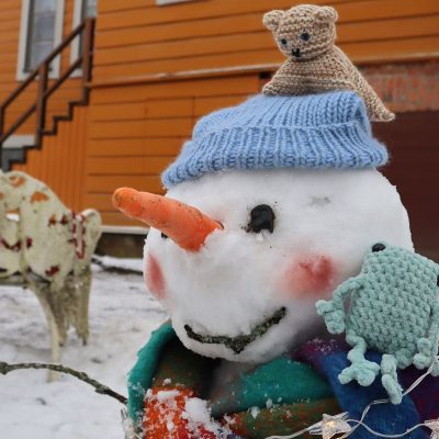 Lumiukko ja nalle pihalla