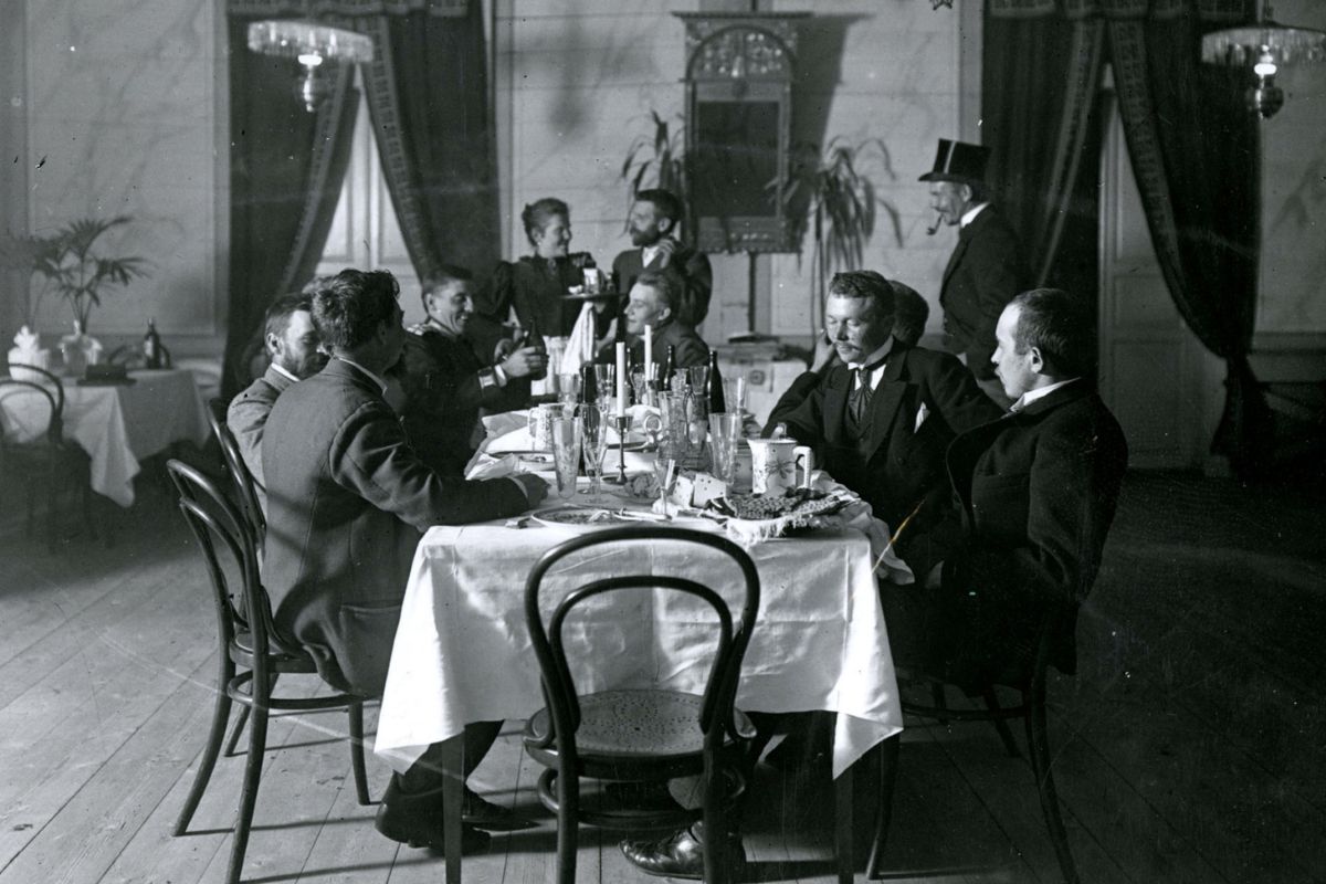 Hämeenlinnan kaupunginmuseon valokuvakokoelma. Seurustelua Puistoravintolassa noin vuonna 1900. Pöytäseurueessa mukana myös Eino Leino, istumassa toinen oikealta. Hämeenlinnan humalan historia -kävelykierrokset 2.6. alkaen