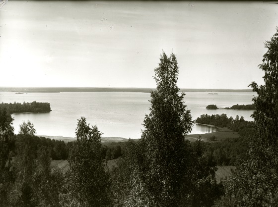 Näkymä Rapolanharjulta 1890-luvulla. C.O. Saxelinin kokoelma. Hämeenlinnan kaupunginmuseon valokuvakokoelmat.